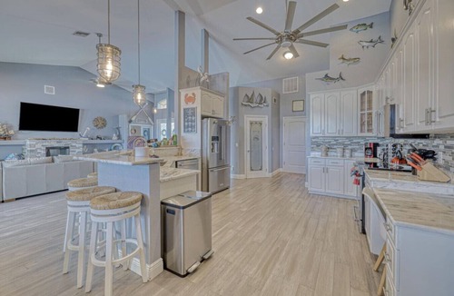 Caloosahatchee Villa | Loaded! Gulf Access Fenced Yard Smart TVS Kayaks Bikes Beach/Fish Gear Dog OK