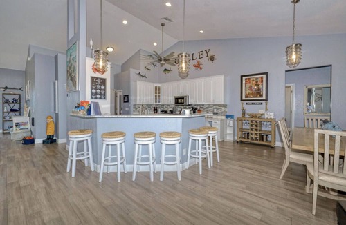 Caloosahatchee Villa | Loaded! Gulf Access Fenced Yard Smart TVS Kayaks Bikes Beach/Fish Gear Dog OK