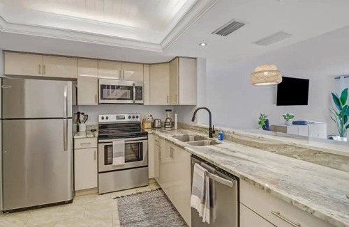 Pine Ridge House | Location! 2 bd/2.5ba near Mercato/VanderbiltBeach.