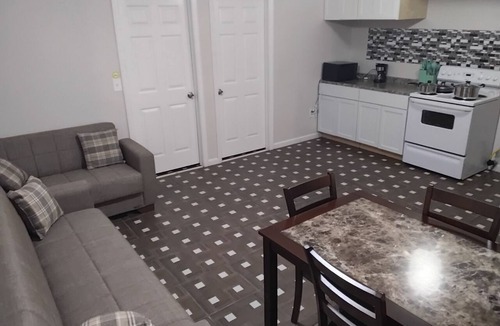 Lower Vailsburg Apartment | Log Comfort 3