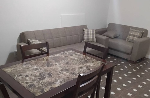 Lower Vailsburg Apartment | Log Comfort 3