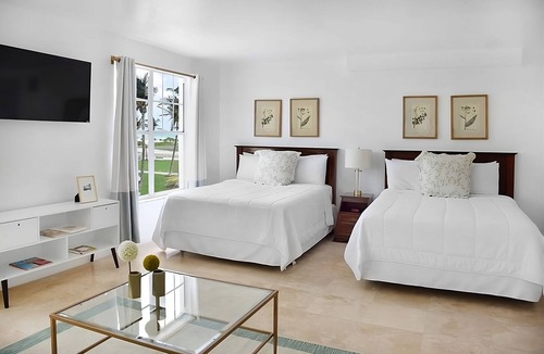 Flamingo/Lummus Hotel | Look No Further! Few Minutes Walk to the Ocean Drive/South Beach!