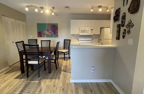 St. Petersburg Condo | Lovely 1 bed condo with pool, tennis, volleyballand racketball court