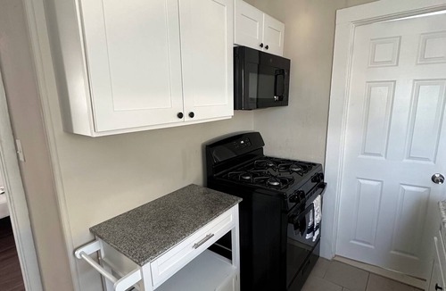 Ampere Apartment | Lovely 1-bedroom NJ apartment— short train ride to MetLife and NYC
