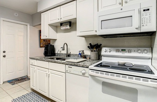Anona Bed & Breakfast | Lovely 2 bedroom 1 bath house near the beach