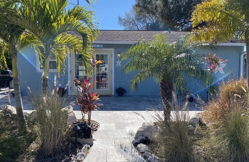 Dunedin House | Lovely, fully furnished1 bedroom coastal cottage in Salty Dunedin, FL.