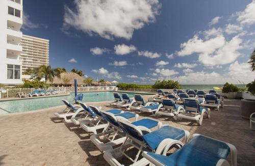 Galt Mile Condo | Lovely One-Bedroom Partial Oceanview Condo at Ocean Manor Resort