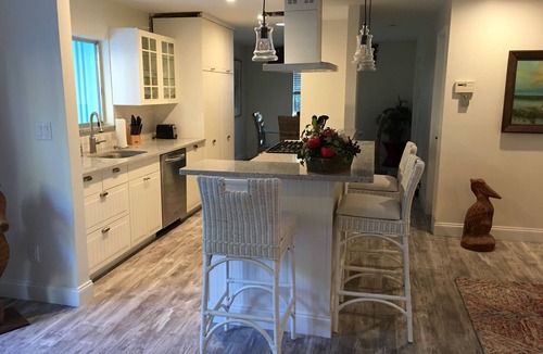 Summerplace House | LOWERED FALL RATES! 5 star 5 bed home + pool + tropic setting + 1 block to beach