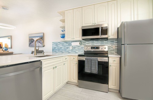 Jupiter Bay Condo | Lux JB condo w Fab EAST Lake Views close to beach ON SALE DUE TO CONCRETE WORK.