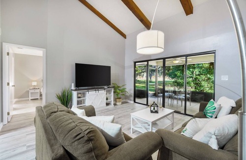 Nichols Condo | Luxe 2-Bed Condo Near Orlando & Tampa – King Bed, Smart TVs, Serene Terrace, +
