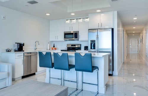 Treasure Island Condo | LUXE 5 Star/TopFloor/Direct Beachfront/Private Parking Spot/Bar/Gym/RooftopDeck