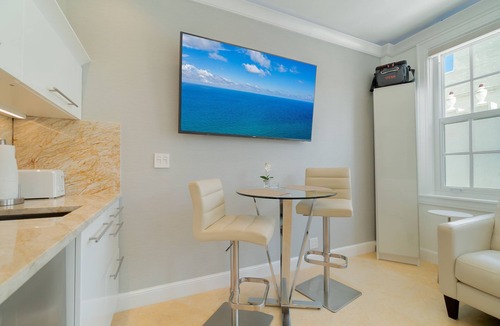 Palm Beach Condo | Luxe King Suite - near beach