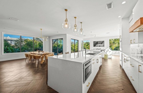 Sarasota House | Luxurious 6 Bedroom House with Rooftop Deck, Pool & Spa, Steps to Lido Beach
