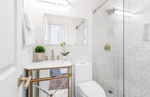 Palm Beach Condo | Luxurious condo in iconic building with bikes and beach chair set - dog-friendly