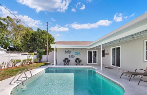 Dunedin House | Luxurious Family Getaway w/ Pool & Mins From Beach