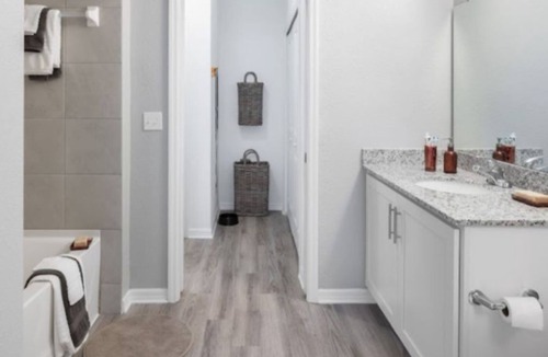 Riverview Apartment | Luxurious fully furnished suite near hospital's!