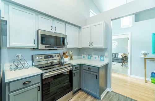Sabal Harbour House | Luxurious Lakeview Retreat - 4BD/2BA - Sleeps 9!