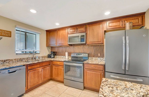 Sarasota Condo | Luxurious Living Steps to Lido Beach & Walking Distance to St. Armands Circle