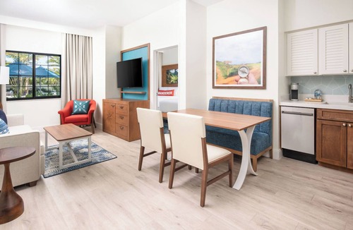 Park Shore Hotel | Luxurious Pool View Family Suite with Free Breakfast