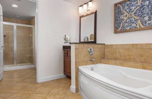 Lake Buena Vista Resort | Luxurious Resort minutes from Disney World with full access to all resort Amenities