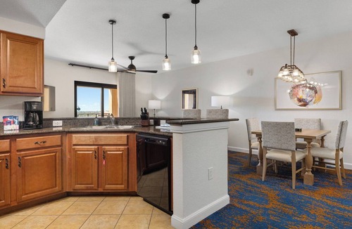 Lake Buena Vista Resort | Luxurious Resort minutes from Disney World with full access to all resort Amenities