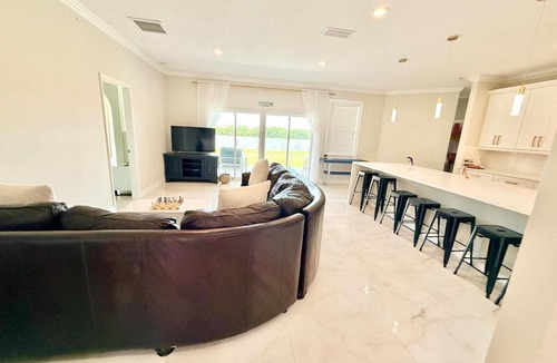Ruskin House | Luxurious Stunning 4 bedroom 2 plus bath Lake House