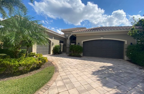 Naples Villa | Luxurious villa with lake view and great facilities