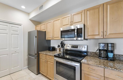 Biggar Condo | Luxury 1st floor condo w/Fountain view - centrally located to airport and beach
