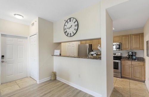 Biggar Condo | Luxury 1st floor condo w/Fountain view - centrally located to airport and beach