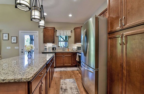 Black Mountain House | Luxury 2 Bedroom, Mountain Views, Hot Tub, Hiking