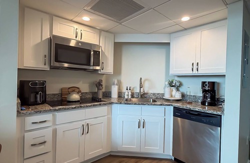 Woodford Park Apartment | Luxury 2BR/2BA Downtown/Water and City views/Pool/Walk to restaurants