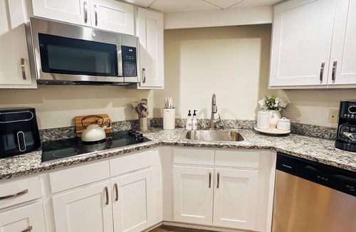 Woodford Park Apartment | Luxury 2BR/2BA Downtown/Water and City views/Pool/Walk to restaurants