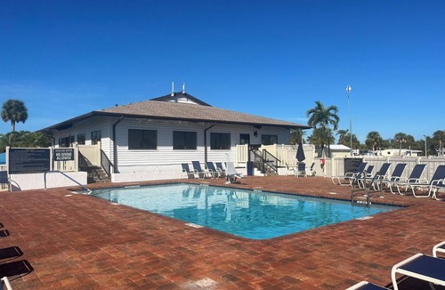 Fort Myers Beach House | Luxury 2BR 2Bath minutes from FMB and Sanibel DISCOUNT May-Dec & Long Term