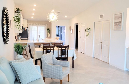 Venice Condo | Luxury 2BR+Den Condo Resort Style Vacation Tiki bar Sleeps 6