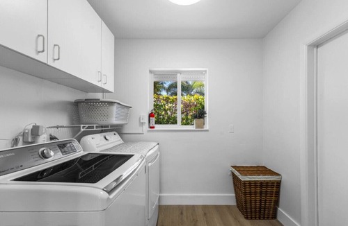 Juno Beach House | Luxury 3 Bedroom Private Home Walk to Beach