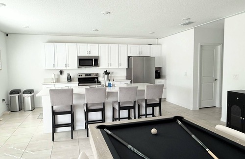 St. Cloud House | Luxury 4BR House Hot Tub Gym Pool Table Near Disney & Orlando