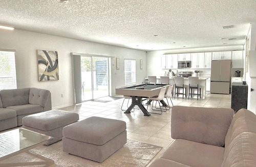 St. Cloud House | Luxury 4BR House Hot Tub Gym Pool Table Near Disney & Orlando