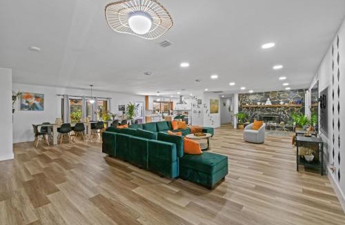 Hunt Club House | Luxury 5BR 17 Beds Retreat Pool Spa Sauna
