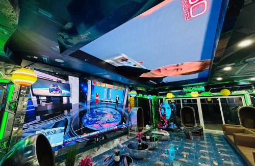 Loughman House | Luxury Castle in Davenport with Pool & Game Room