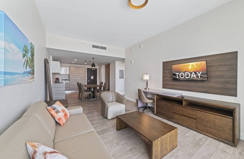 Hollywood Condo | ★ Luxury Condo Just Steps Away from the Beach