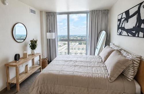 Fort Myers River District Apartment | Luxury Downtown Escape Pool, Spa and Cafe