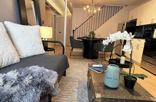 Queens Apartment | Luxury Executive Retreat, Walk to Waterfront