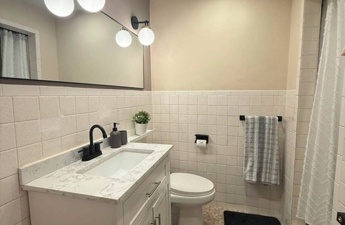 Queens Apartment | Luxury Executive Retreat, Walk to Waterfront