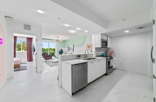 Parkside Condo | Luxury Girls Getaway | Downtown Hollywood | Private Pool | Near Beach