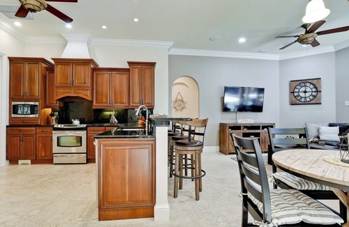 Whitfield House | Luxury Golf Course Home - Pool + Spa - 3 En Suites - 4 Bed/4 Bath - Close to SRQ