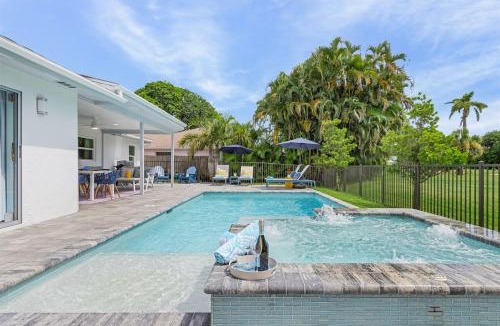 Central Naples House | Luxury Golf-Front Retreat 3BR3BA HTD Pool, Jacuzzi, GOLF AVAILABLE