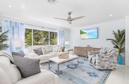 Central Naples House | Luxury Golf-Front Retreat 3BR3BA HTD Pool, Jacuzzi, GOLF AVAILABLE