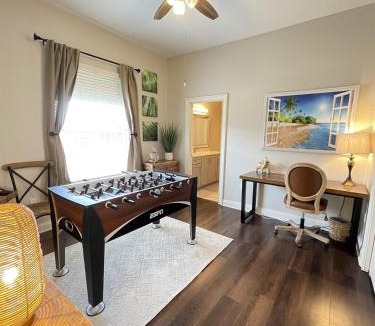 Lakeland House | Luxury Heated Pool Home, 85 inch TV, King bed
