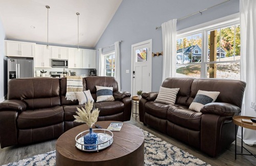 Fairview House | Luxury in the Mountains | 2BR Mountain Retreat | Views | Near Downtown Asheville & Biltmore
