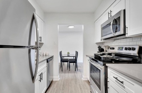 SoHo Apartment | Luxury King Suite by Bayshore with Pool & Gym